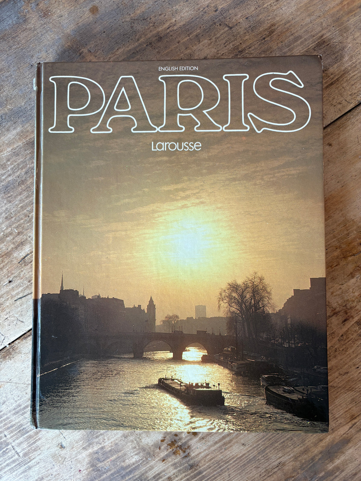 Paris — Larousse