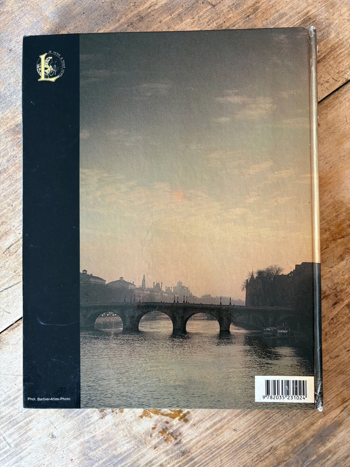 Paris — Larousse